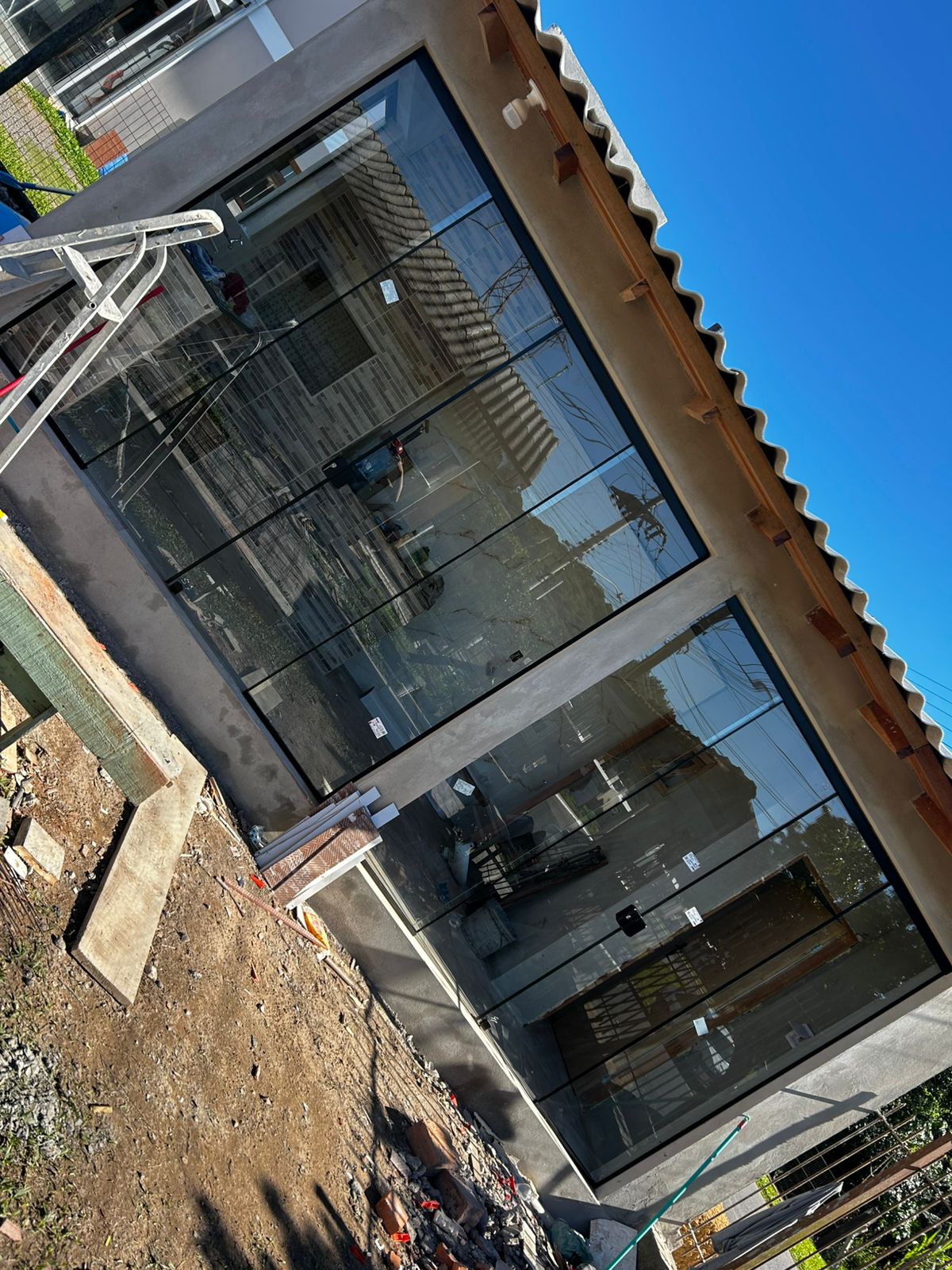 Fachada comercial em vidro temperado