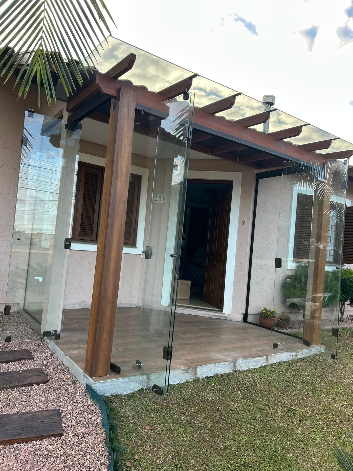 Varanda com pergolado e vidro